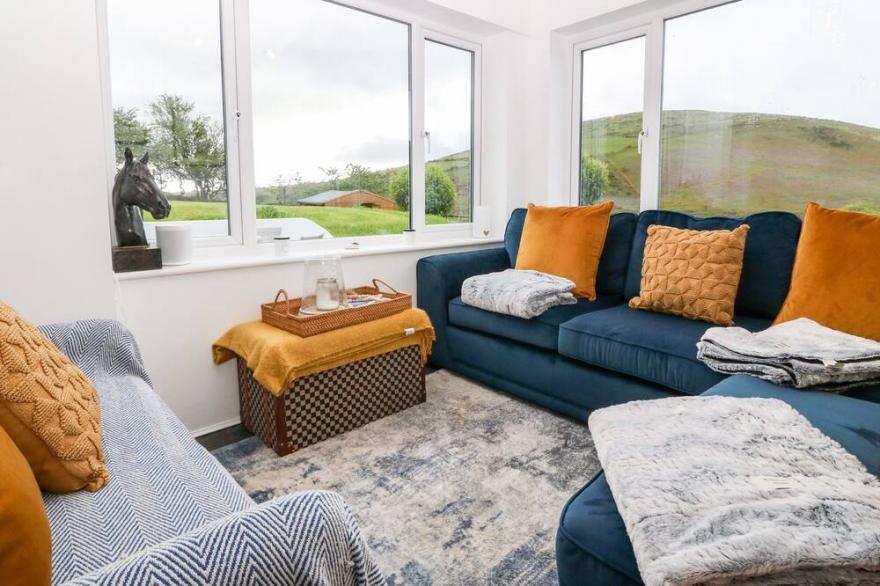 PENNANT COTTAGE, pet friendly, with a garden in Llithfaen
