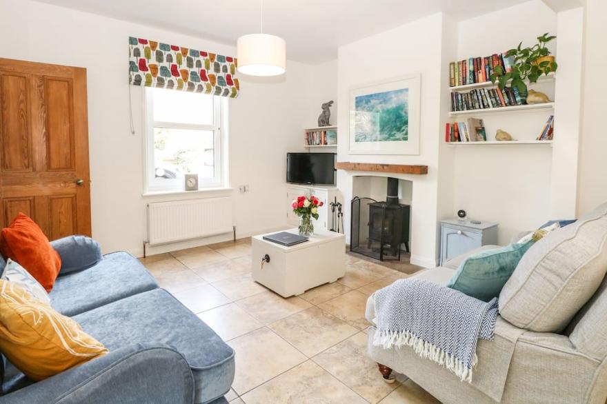 8 MELINDA COTTAGE, pet friendly, with open fire in East Runton