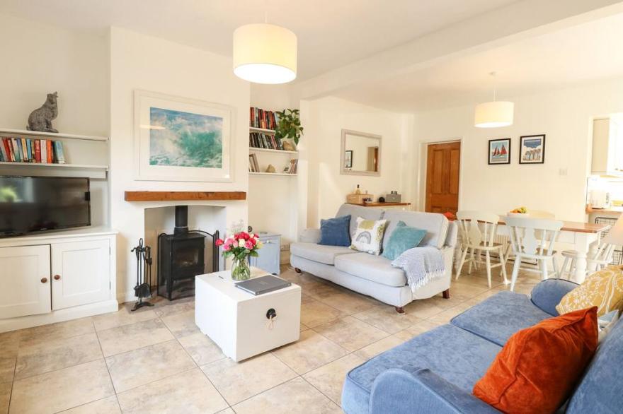 8 MELINDA COTTAGE, pet friendly, with open fire in East Runton