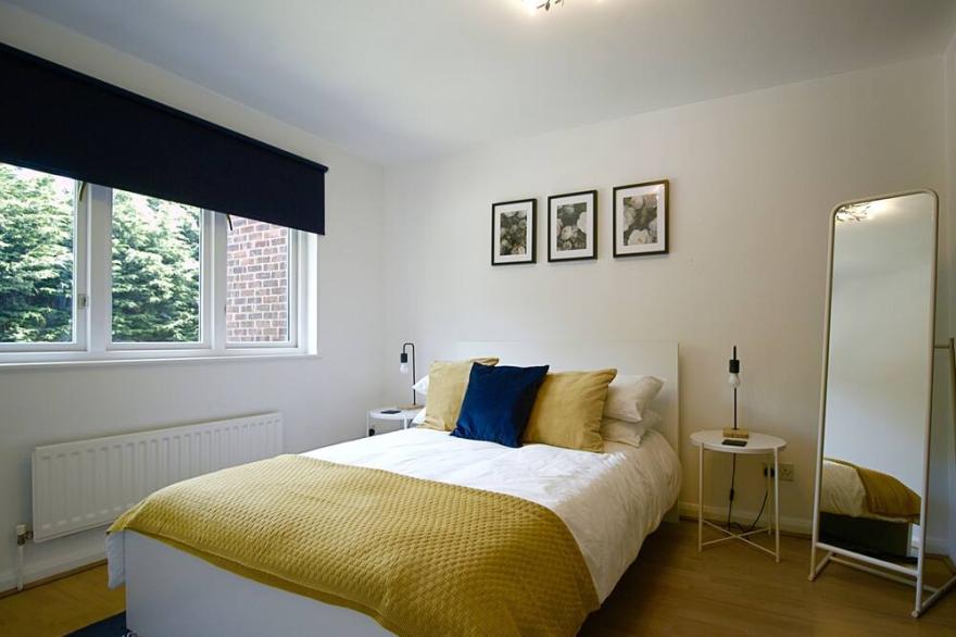 Camberley Comfy 3 Bedroom - Next to Hospital W/parking