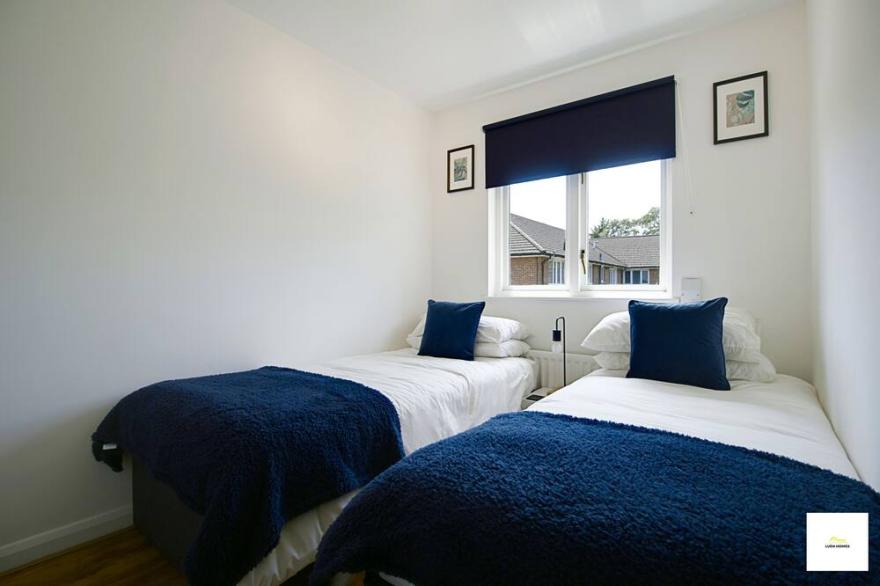 Camberley Comfy 3 Bedroom - Next to Hospital W/parking
