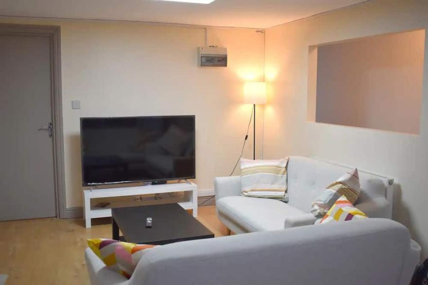 Bedroom in a Flat Near City Centre