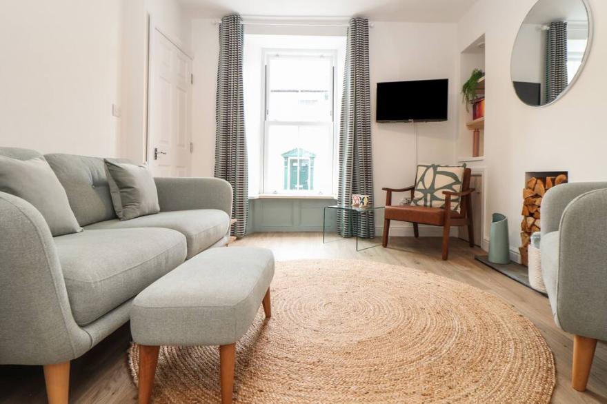 THE LOOKOUT, pet friendly, country holiday cottage in Penzance