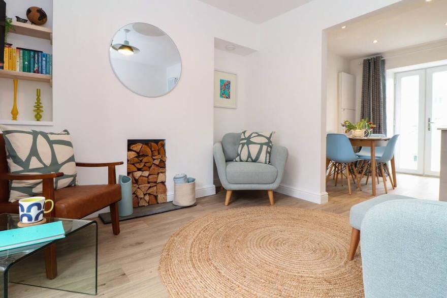 THE LOOKOUT, pet friendly, country holiday cottage in Penzance
