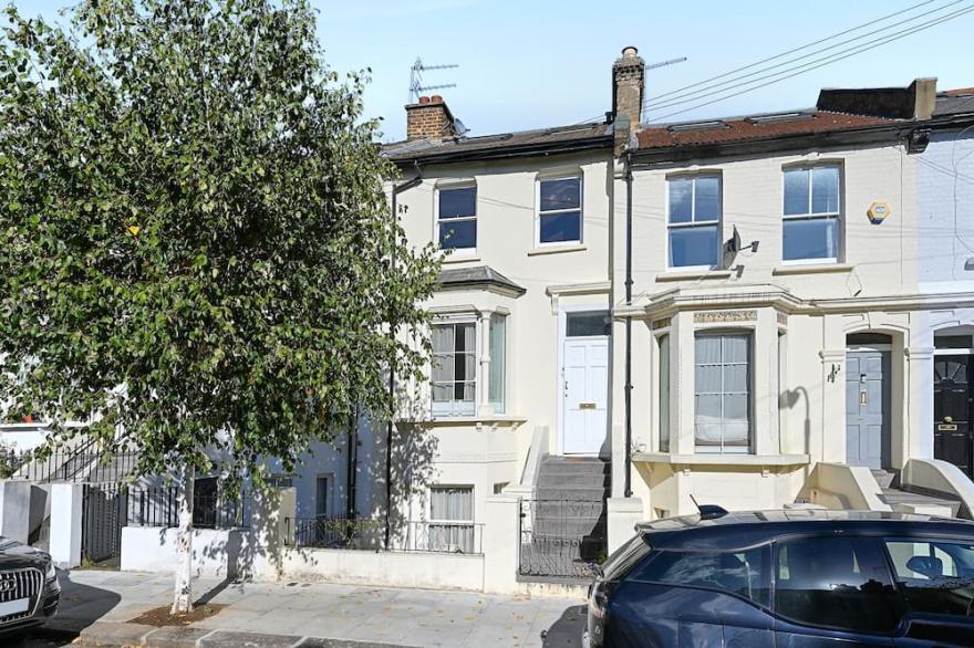 Very well located & luxurious duplex flat seconds from Westfield & tube