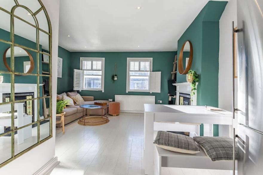 Very well located & luxurious duplex flat seconds from Westfield & tube