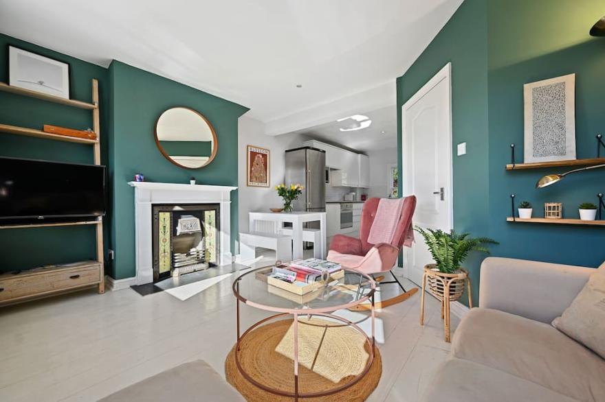 Very well located & luxurious duplex flat seconds from Westfield & tube
