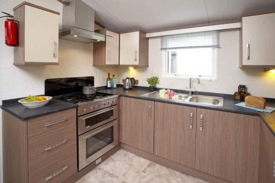 Loch View - luxury cabin with spectacular alpine and loch views