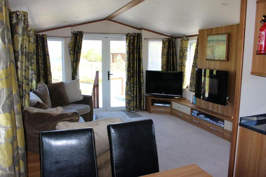 Loch View - luxury cabin with spectacular alpine and loch views