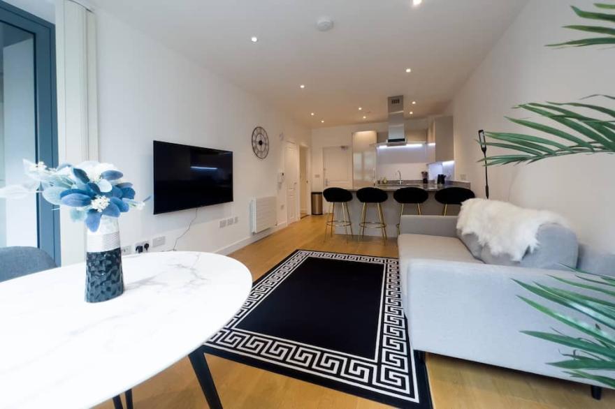 Versace Suite + Balcony + 1GB Wifi +netflix Hdtv