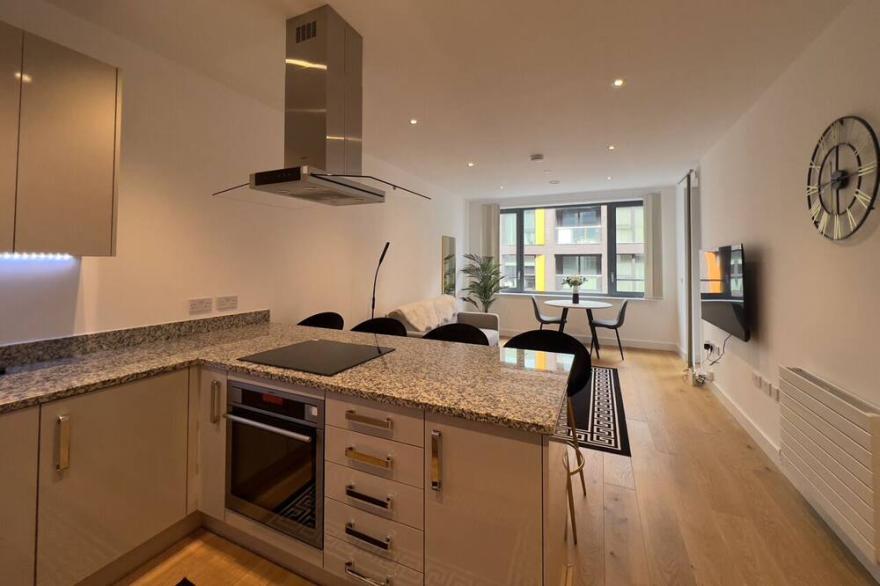 Versace Suite + Balcony + 1GB Wifi +netflix Hdtv