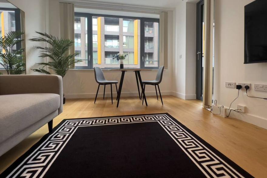 Versace Suite + Balcony + 1GB Wifi +netflix Hdtv