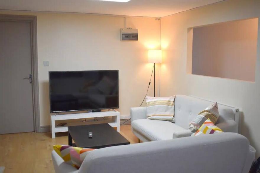 Double Bed Room in Flat in City Centre