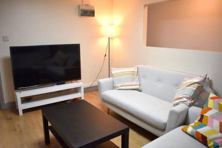 Double Bed Room in Flat in City Centre