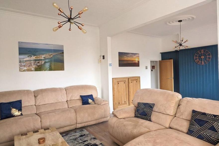 Pass the Keys | Gorgeous apartment beach parking