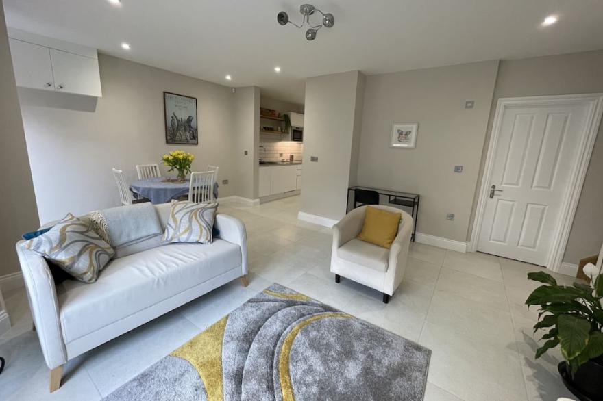 Beautifully Appointed One Bed Apartment. Near Richmond Park, and Kew Gardens
