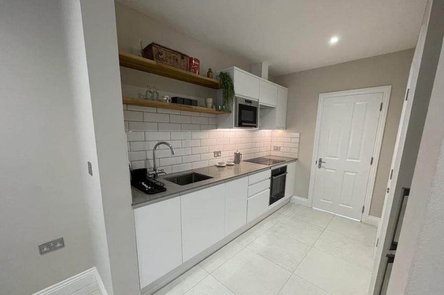 Beautifully Appointed One Bed Apartment. Near Richmond Park, and Kew Gardens