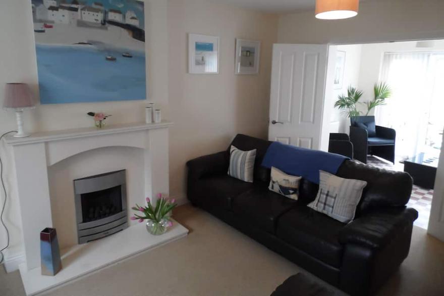 A Splendid Holiday House, With Pretty Garden, Parking & Great links into St Ives