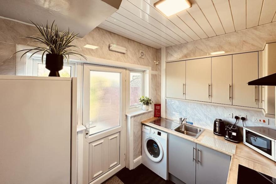 4 Bedroom House 2 Bathroom - Derby -Close To R//R
