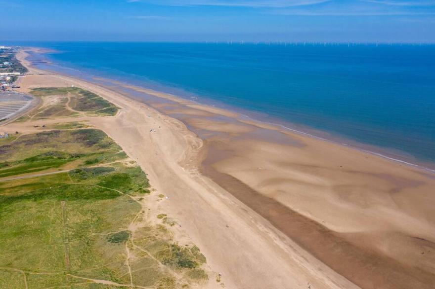 Lovely caravan with decking at Coral Beach Park in Lincolnshire ref 77001C