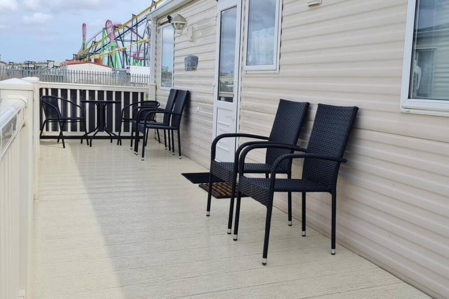 Lovely caravan with decking at Coral Beach Park in Lincolnshire ref 77001C