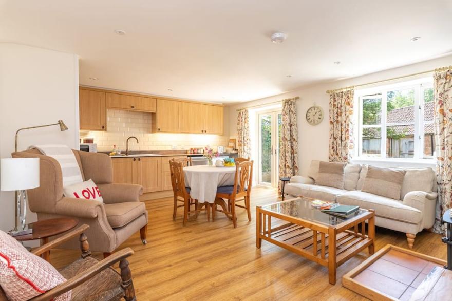 THE GRANARY, pet friendly, character holiday cottage in Mosterton