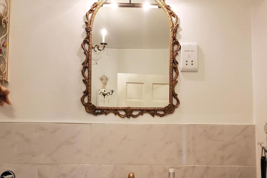 Luxury flat close to metro, train, Themes and the city center. Ground floor.