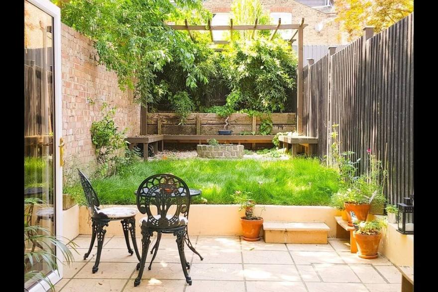 Luxury flat close to metro, train, Themes and the city center. Ground floor.