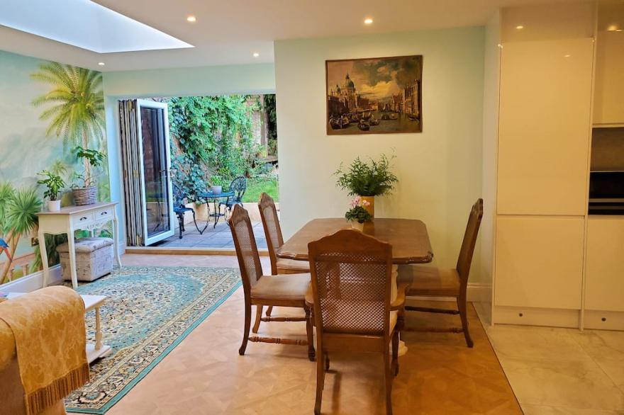 Luxury flat close to metro, train, Themes and the city center. Ground floor.