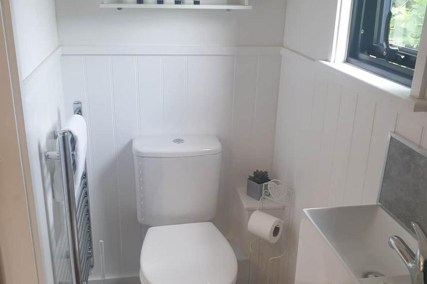 Wren - Luxury Shepherd's Hut with Private Hot Tub