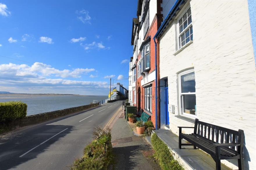 Cosy, Traditional Welsh 2 Bedroom Sea Front Cottage Sleeping 4 Guests