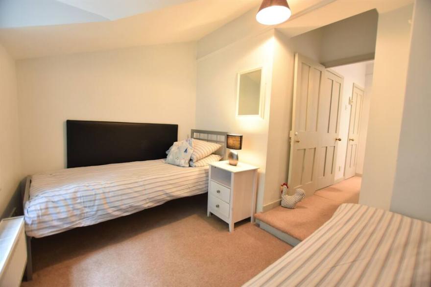 Cosy, Traditional Welsh 2 Bedroom Sea Front Cottage Sleeping 4 Guests