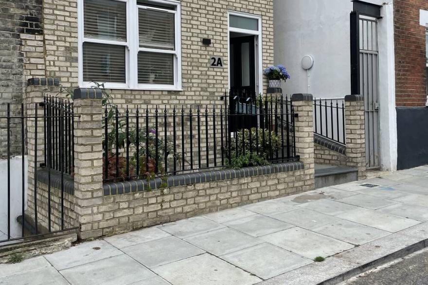 Cosy townhouse with roof terrace and steam room in Barons Court