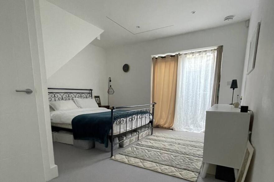 Cosy townhouse with roof terrace and steam room in Barons Court