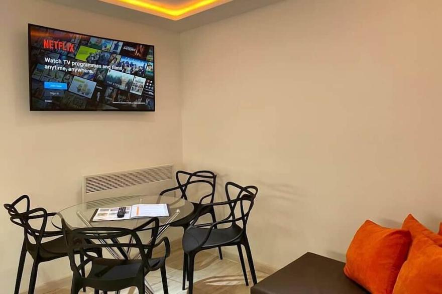 Apartment 1a · Kennedy Beach Side 2Bed Luxury Apt Ground Floor