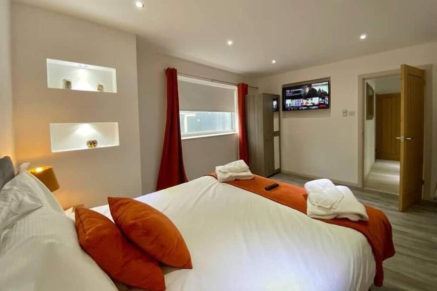Apartment 1a · Kennedy Beach Side 2Bed Luxury Apt Ground Floor