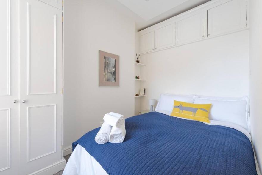 Bright two bedroom flat in fashionable Fulham by UnderTheDoormat