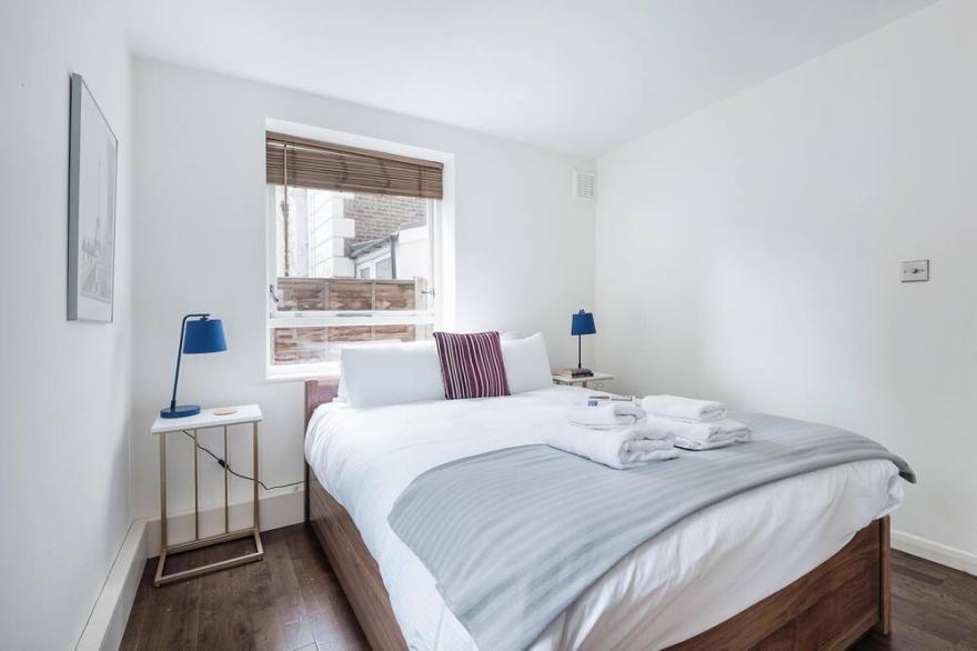 Bright and stylish apartment in trendy Islington by UnderTheDoormat