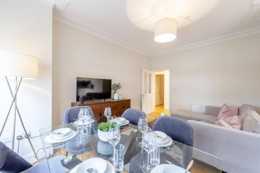 Modern Three Bedroom Apartment in Hammersmith