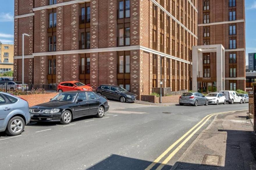 Lovely 1 Bedroom City Apartment , 5 mins Walk to the Station - 18mins to Central London, Free WiFi