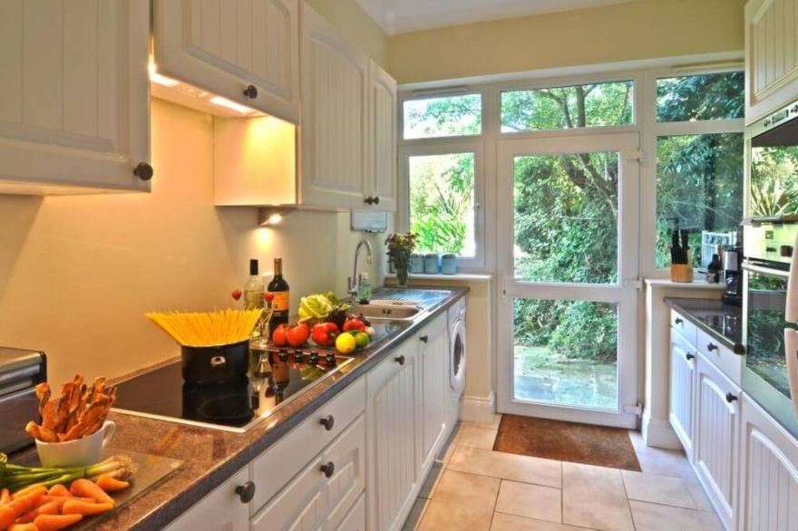 Beautiful private villa for 2 people with WIFI, TV and patio