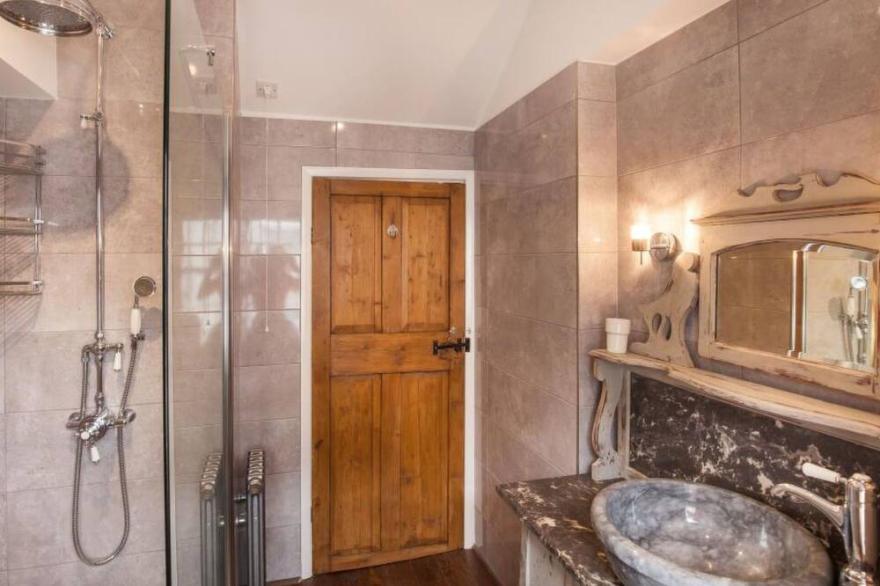 Wonderful private villa for 6 guests with TV and patio