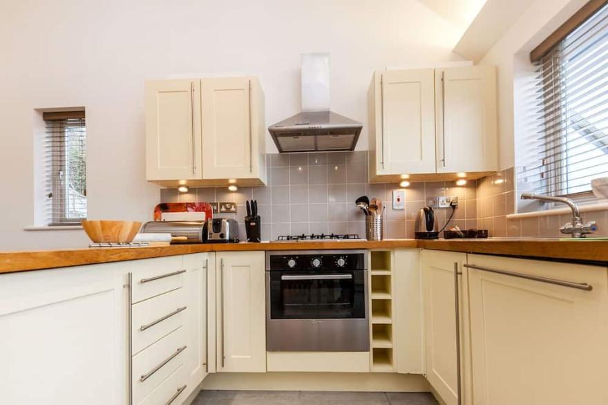 Wonderful private villa for 4 guests with pool, WIFI, TV, patio, pets allowed and parking