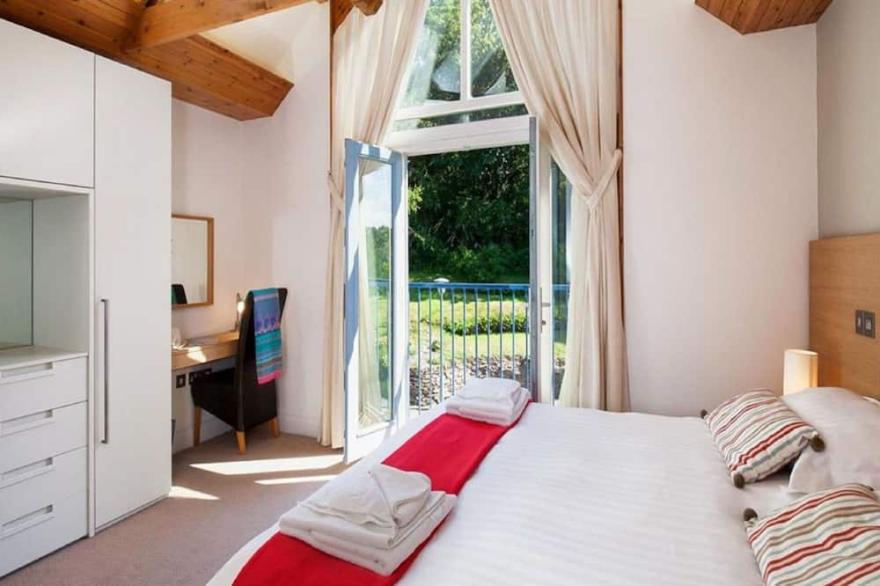 Stunning private villa for 4 people with WIFI, pool, TV, pets allowed and parking