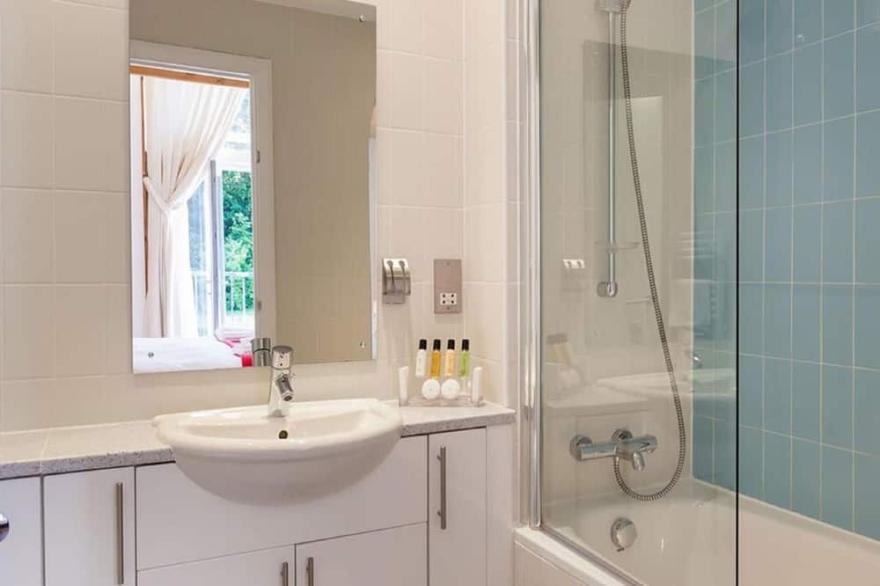 Stunning private villa for 4 people with WIFI, pool, TV, pets allowed and parking