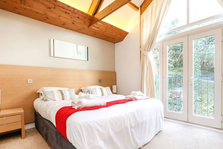 Stunning private villa for 4 people with WIFI, pool, TV, pets allowed and parking