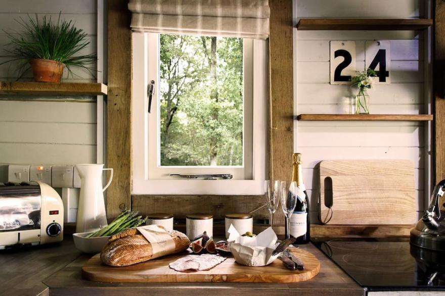 Luxury Boltholes | Cabin in the woods with hot tub