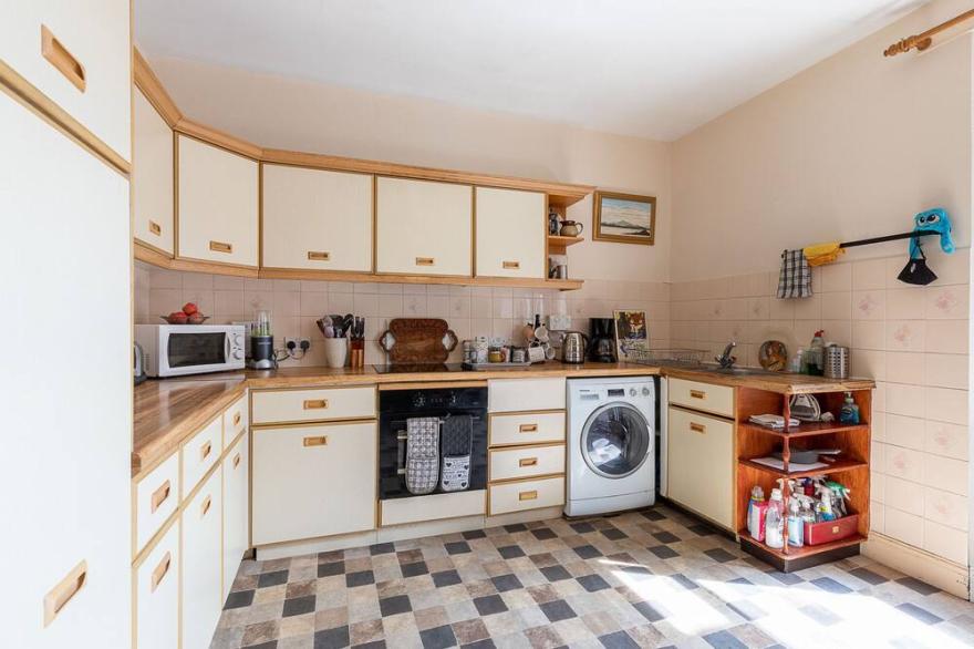 5 Bedroom townhouse in Aberfeldy centre.