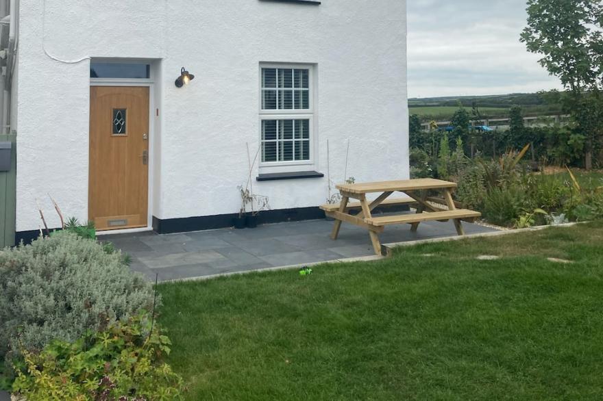 Spacious Cornish Cottage with a Modern Twist, Near Bude, Short Drive to Beach
