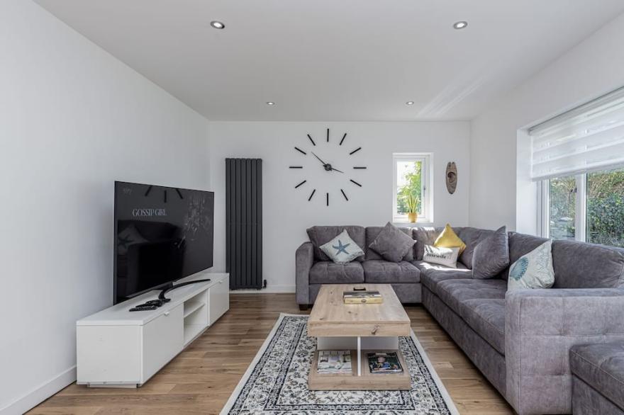 Beautiful Spacious Modern Holiday Home 5 min Walk From Trearddur Bay Beach!